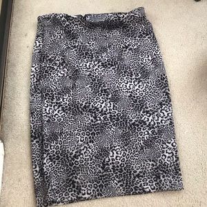 Vince Camuto Leopard print skirt